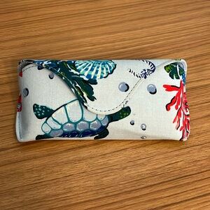 Vera Bradley hardshell sunglasses/glasses holder